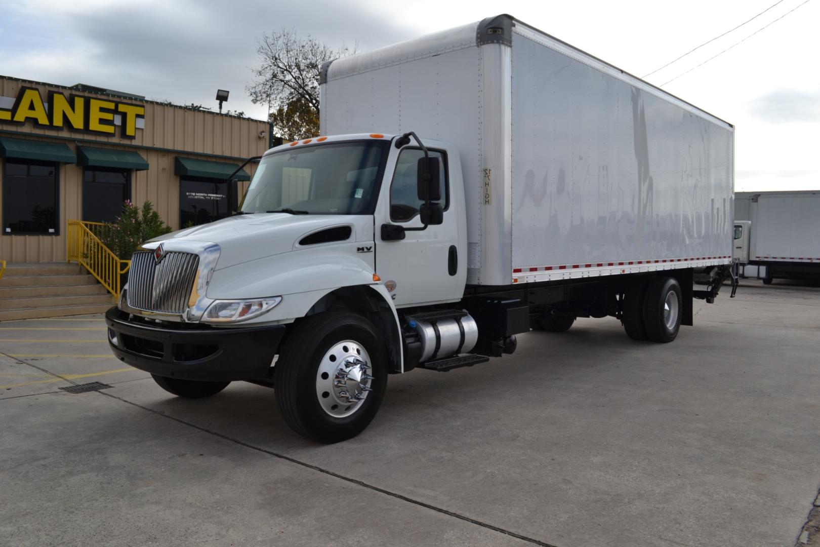 2020 WHITE /BLACK INTERNATIONAL MV 607 with an CUMMINS B6.7L 260HP engine, ALLISON 2500RDS AUTOMATIC transmission, located at 9172 North Fwy, Houston, TX, 77037, (713) 910-6868, 29.887470, -95.411903 - Photo#0